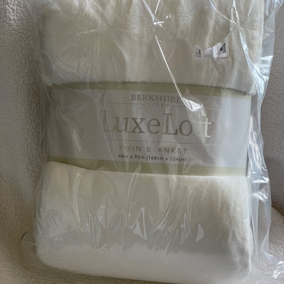 Berkshire Life Luxe Loft Twin Plush Throw Cozy Blanket 66 in x 92 in BRAND NEW!! - Picture 12 of 16